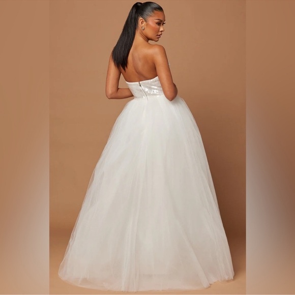 New Strapless Deep V Sequin Tulle Gown in White Size Medium - Picture 3 of 8